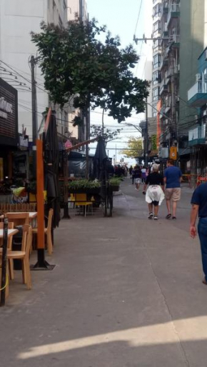 Pé na areia, quadra mar. Perto de tudo em Balneário Camboriú!